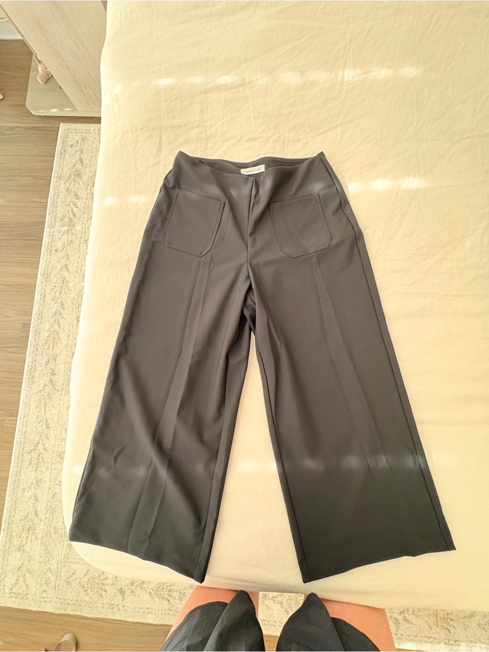 Wide-Leg Crop Black Pant